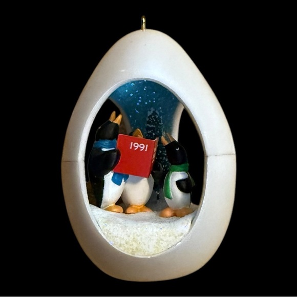 Vintage 1991 HALLMARK Ornament WINTER SURPRISE PENGUINS - Picture 2 of 4